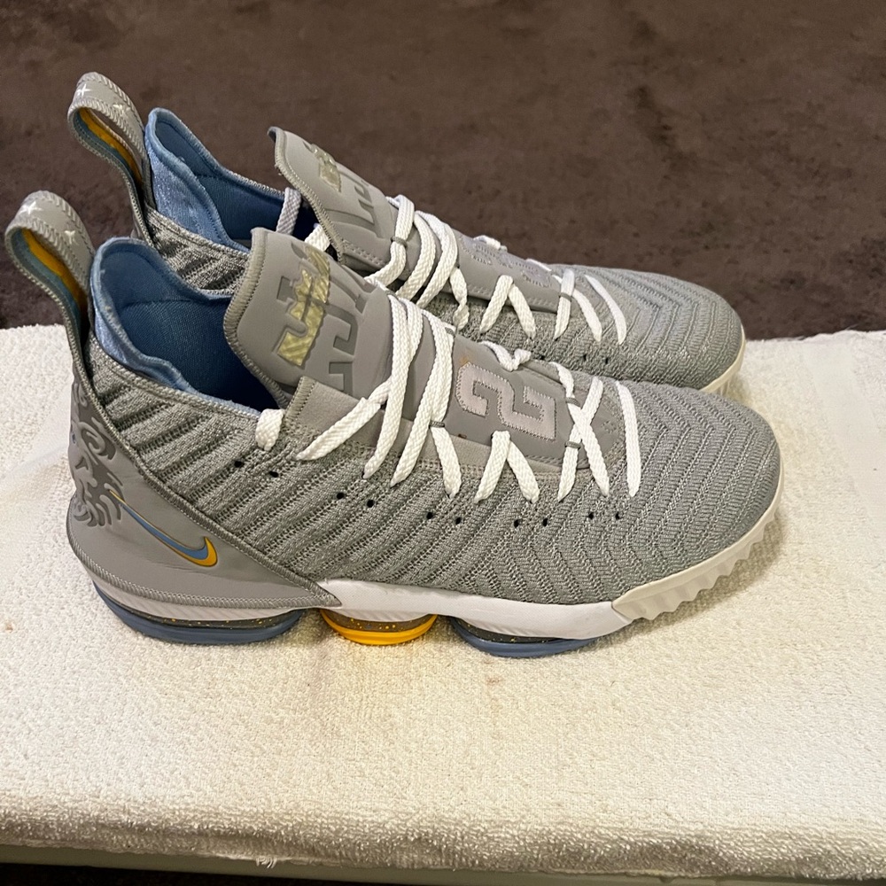 Nike LeBron 16 MPLS Lakers. Size 12. Pre owned. - Picture 4 of 6